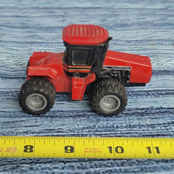 Ertl 1/64 scale Case IH 9250 die-cast/plastic 8 wheeler tractor red/black - Picture 4 of 9